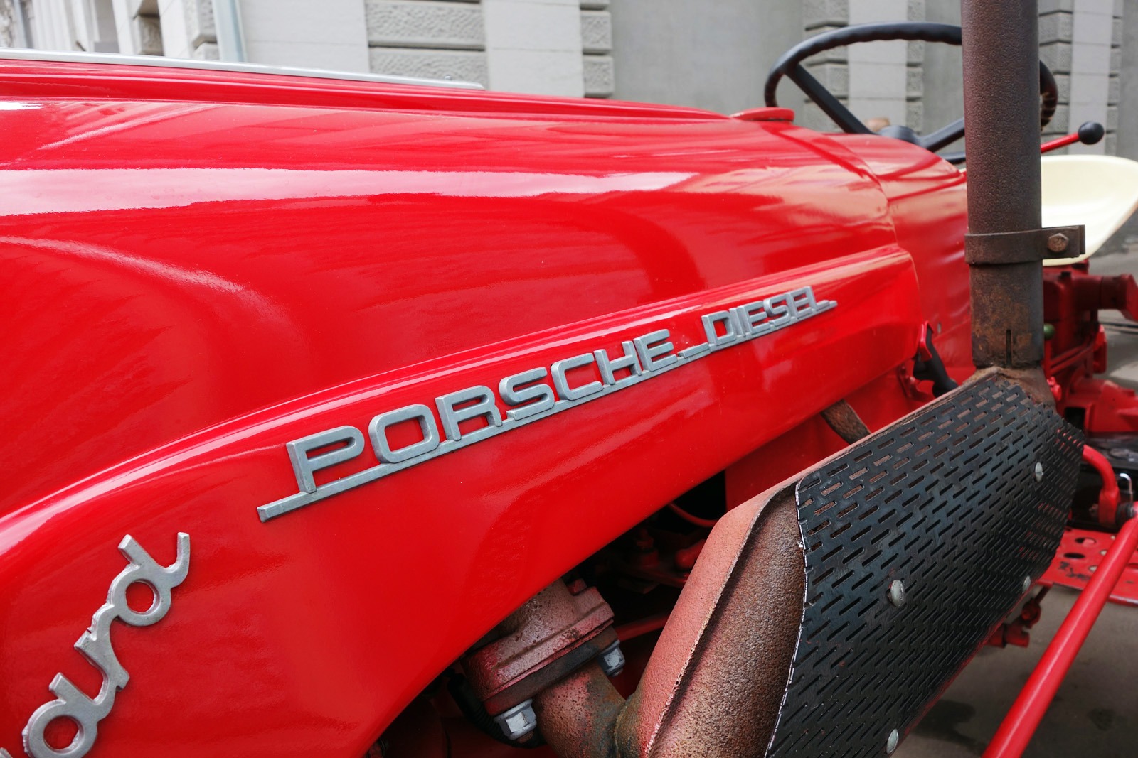 Асгард Брендинг, фирменный стиль, трактор Porsche, ресторан Marketplace, элемент дизайна фасада ресторана, брендинг ресторана, реклама