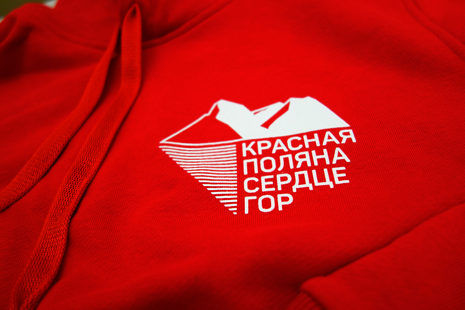 Асгард Брендинг, Курорт Красная Поляна, ребрендинг, фирменный стиль, айдентика, мерч, red hoodie