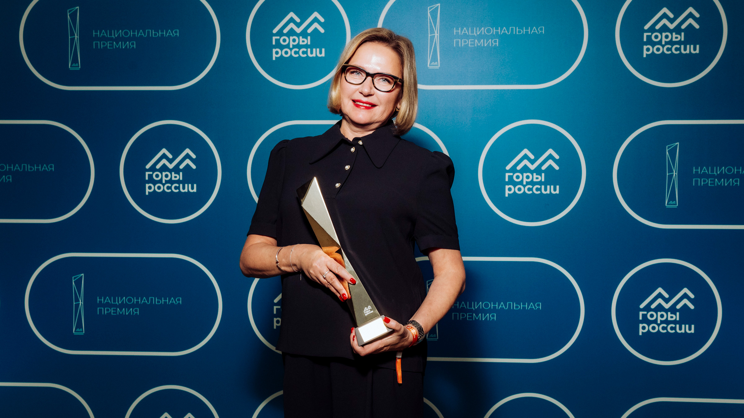 Национальная премия «Горы России», брендинг, айдентика, фирменный стиль, лого, дизайн фотозоны, официальная награда, дизайн официального приза, асгард-брендинг